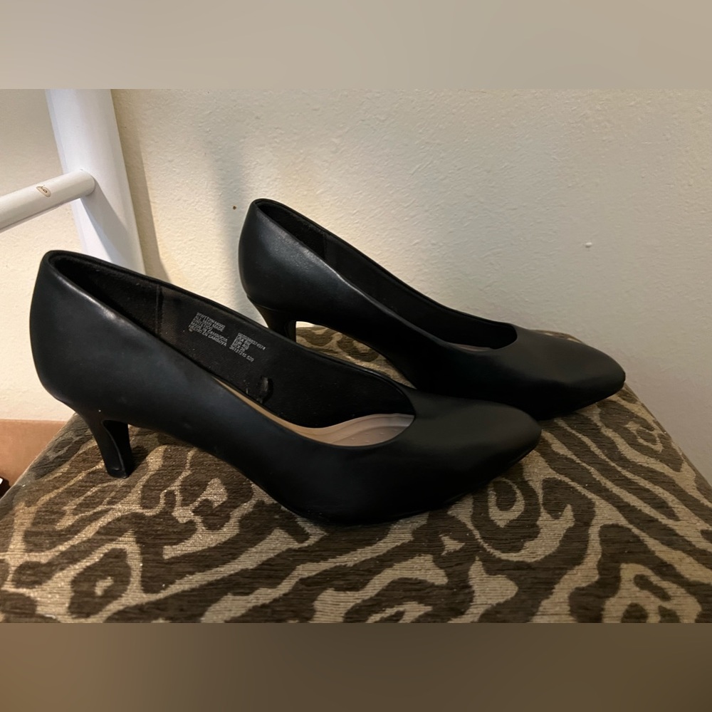 Walmart brand 1 inch heel size 10. Stylish and business casual.